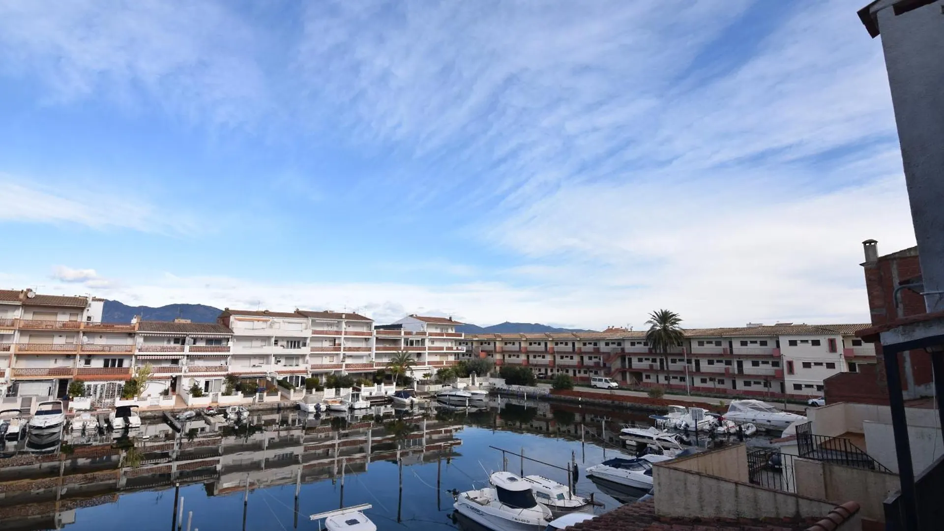 Apartment 418-Apartamento Vistas Al Canal Empuriabrava Spain